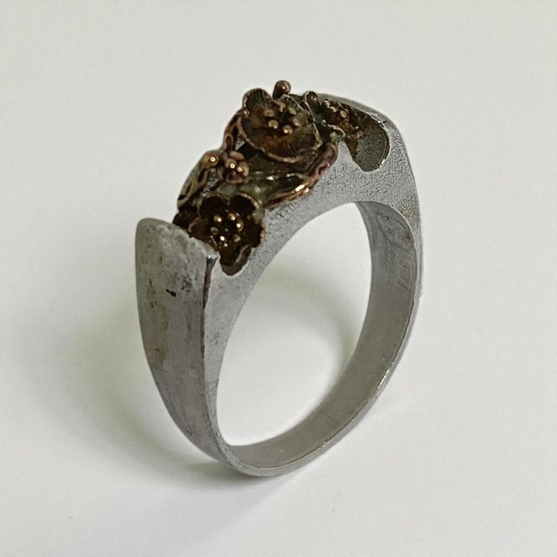 925 AYAR GÜMÜŞ & PİRİNÇ ÇİÇEKLİ TASARIM YÜZÜK