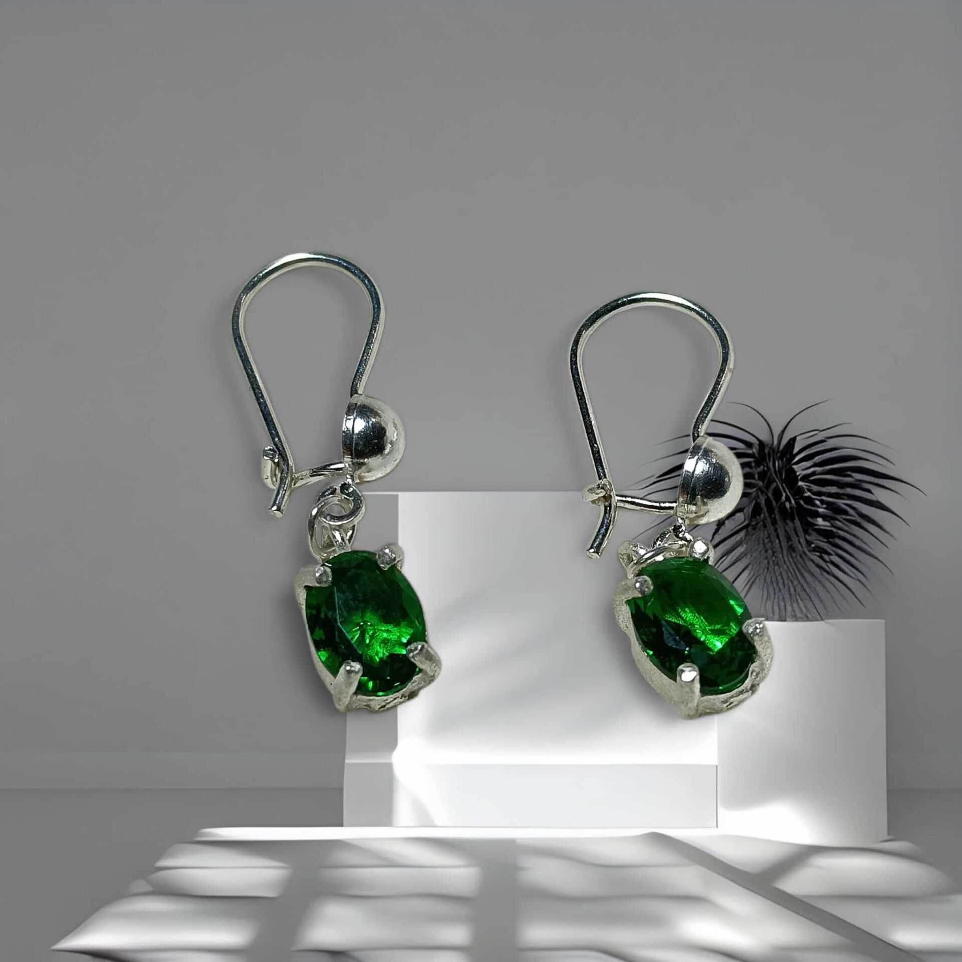 YEŞİL ZİRKON TAŞLI EL YAPIMI GÜMÜŞ KÜPE