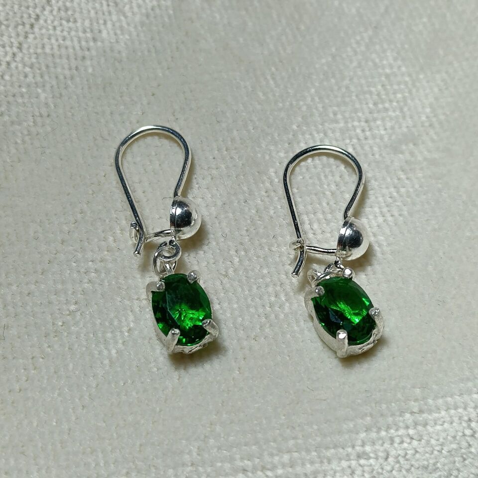 YEŞİL ZİRKON TAŞLI EL YAPIMI GÜMÜŞ KÜPE