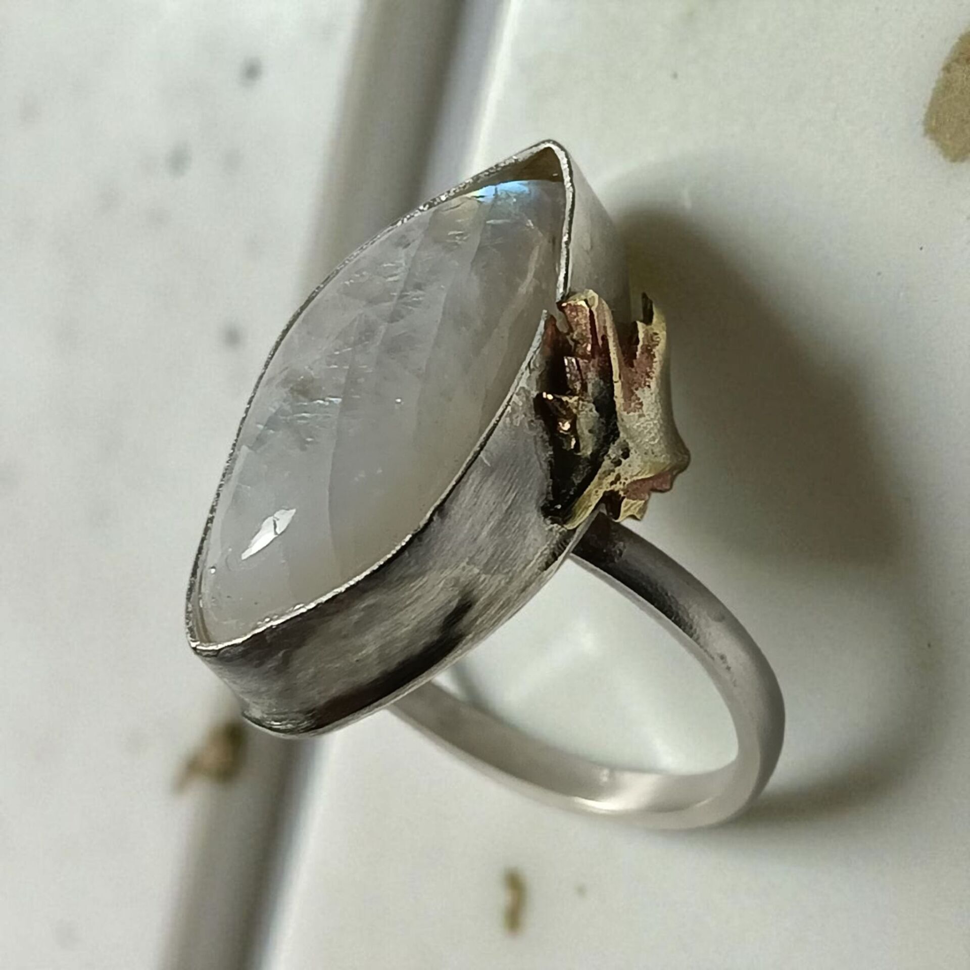 AY TAŞI  PİRİNÇ YAPRAK DETAYLI GÜMÜŞ EL YAPIMI YÜZÜK