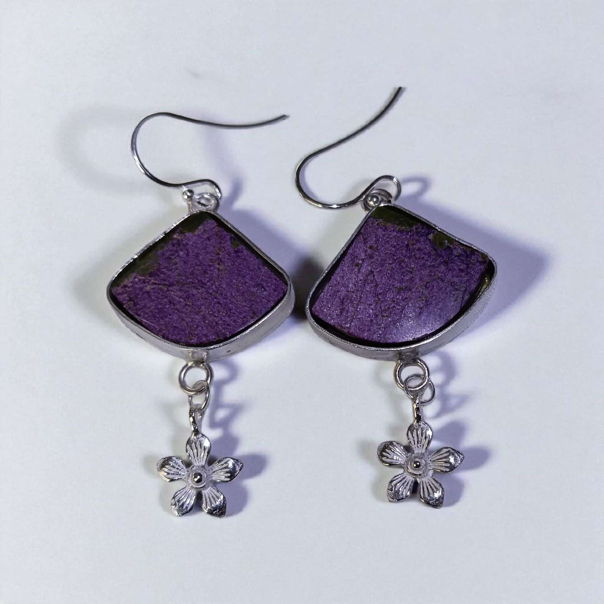 MOR JADE TAŞLI EL YAPIMI GÜMÜŞ ÇİÇEK FİGÜRLÜ KÜPELER