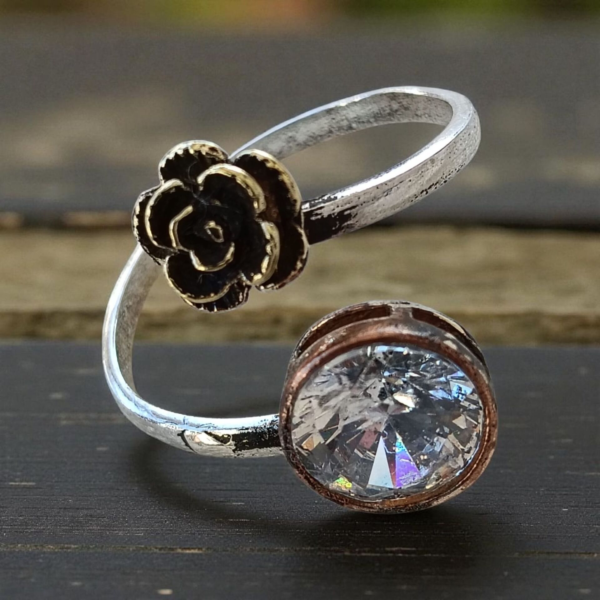 Zirkon Taşlı ve Gül Figürlü El Yapımı Gümüş Yüzük