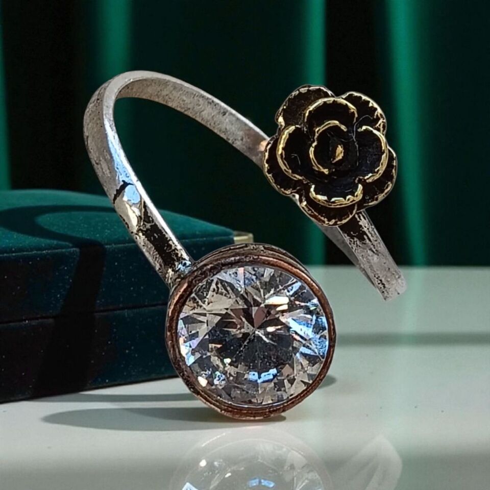 Zirkon Taşlı ve Gül Figürlü El Yapımı Gümüş Yüzük