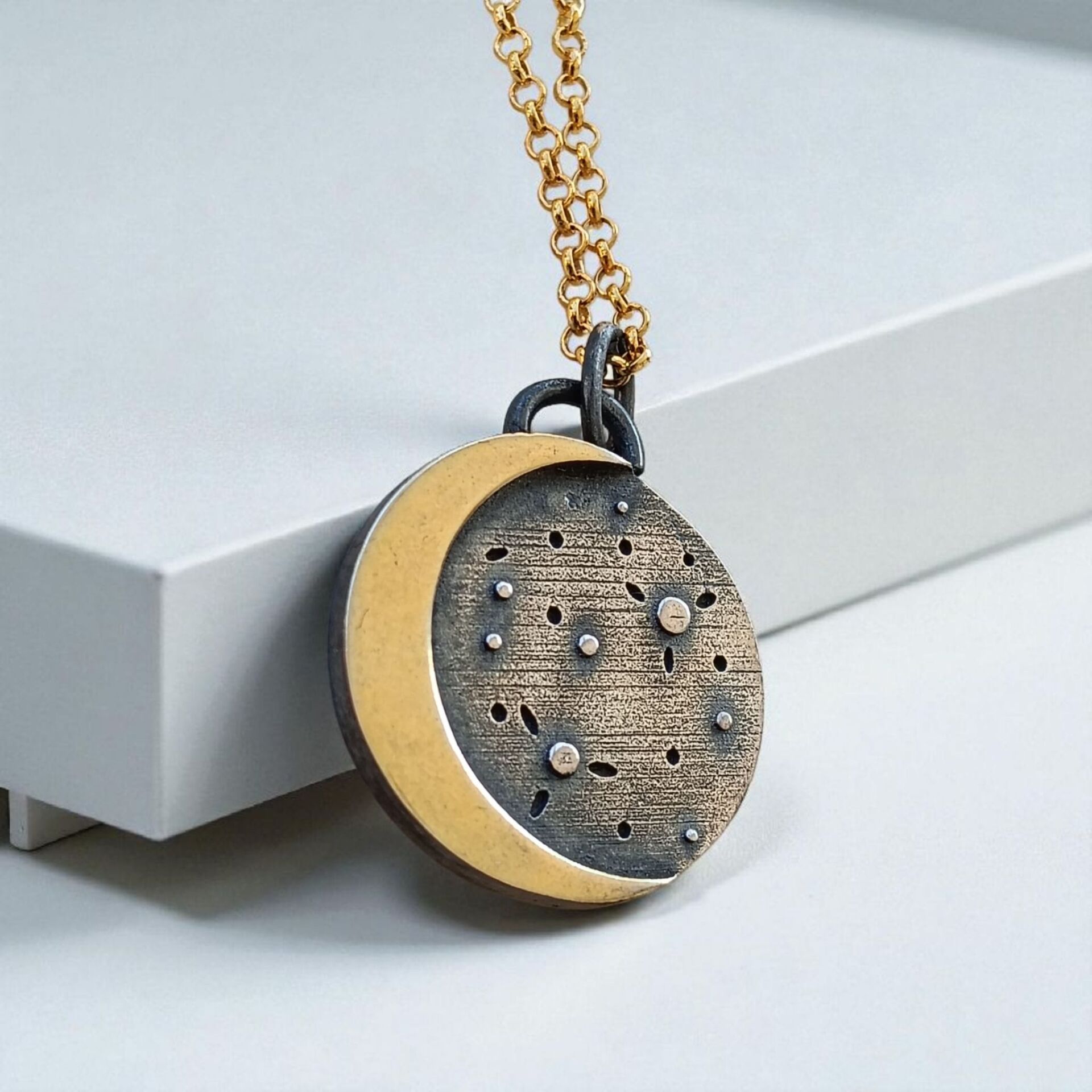 Hilal Ay ve Yıldızlar Konseptli El Yapımı Gümüş Oksit ve Altın Kaplama Kolye Ucu ve Zincirir