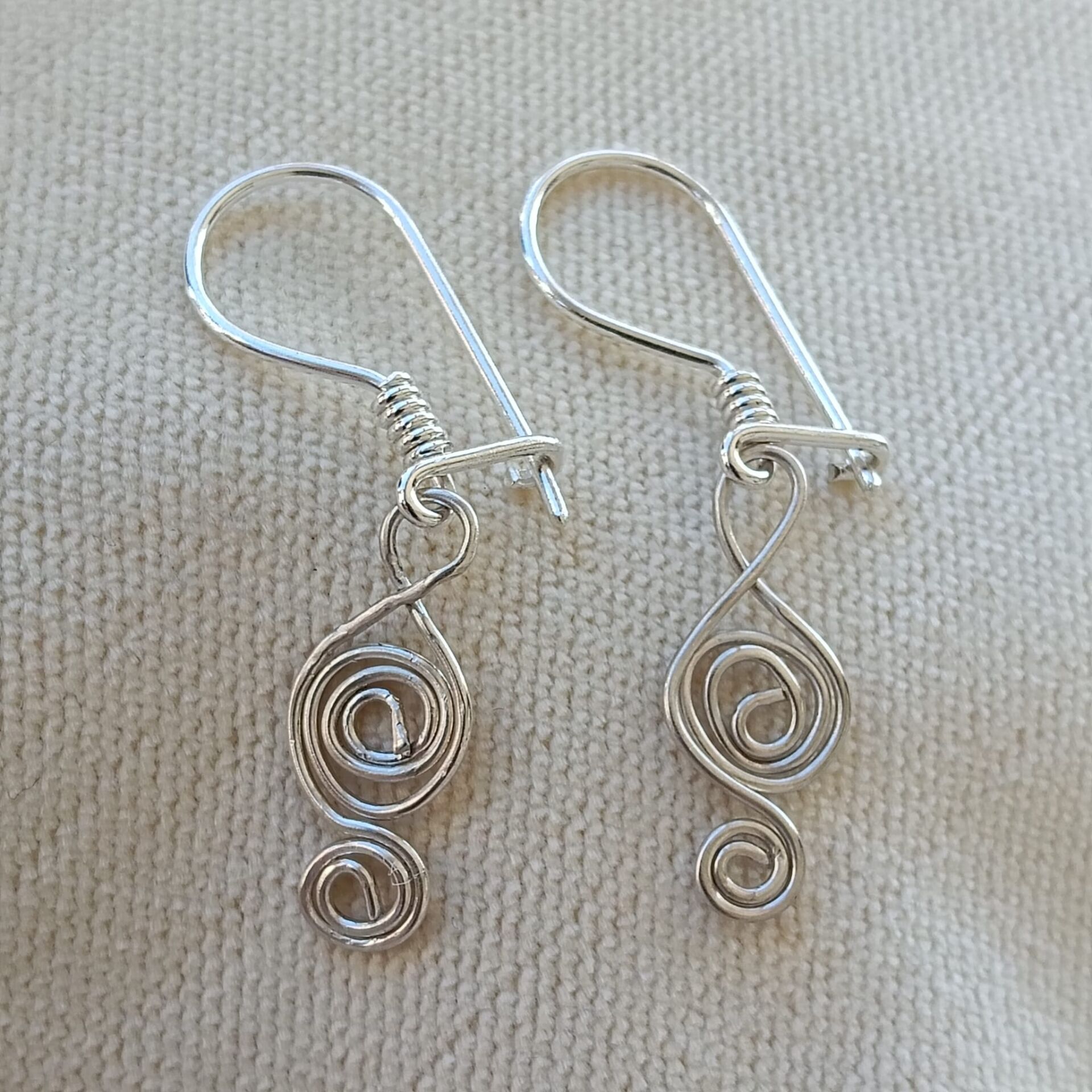 Helezon Gümüş Sallantılı El Yapımı Küpeler