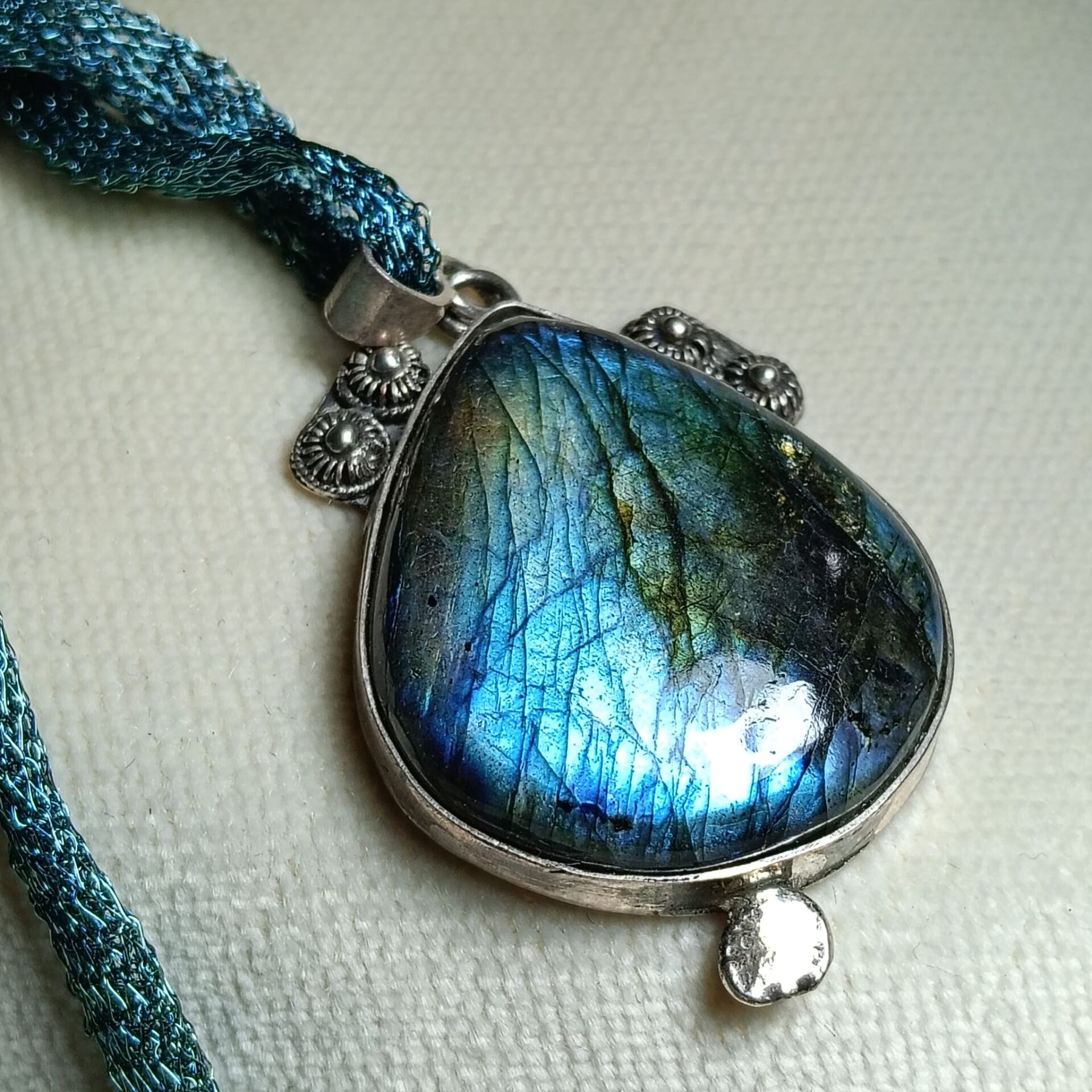 Labradorit Taşlı Gümüş El Yapımı Titanyum Zincirli Kolye