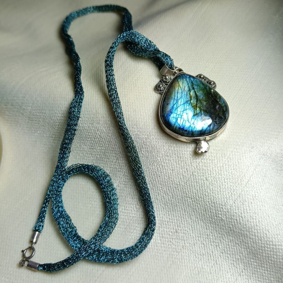 Labradorit Taşlı Gümüş El Yapımı Titanyum Zincirli Kolye