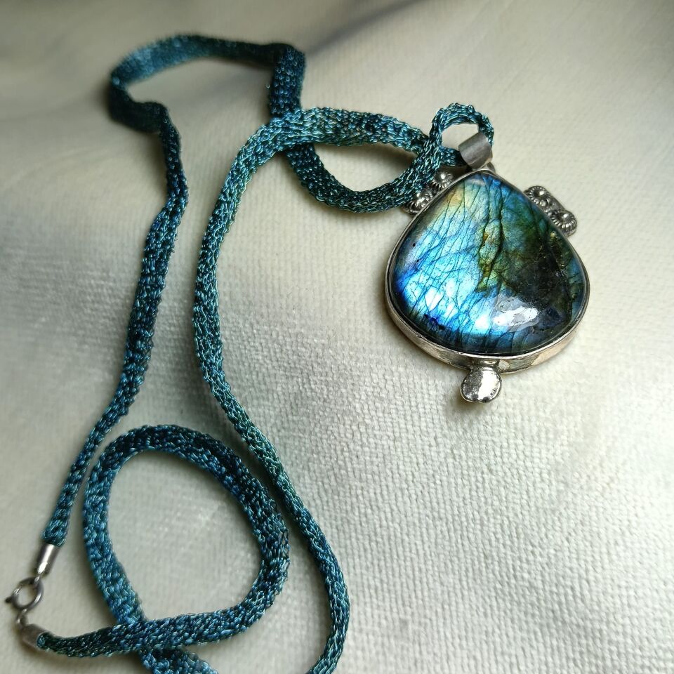 Labradorit Taşlı Gümüş El Yapımı Titanyum Zincirli Kolye