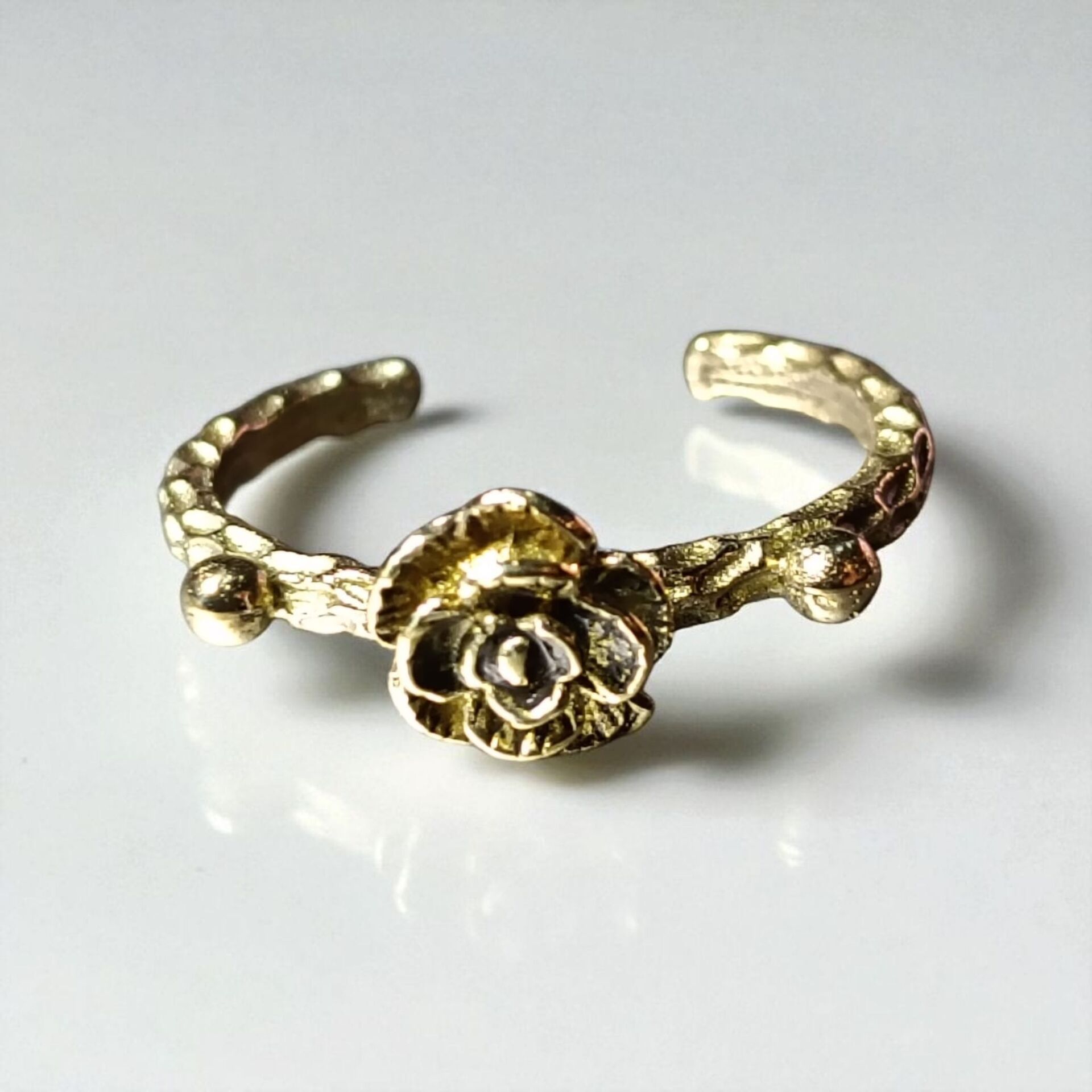 Gül Figürlü Ayarlanabilir Pirinç Metali  Nostaljik Yüzük