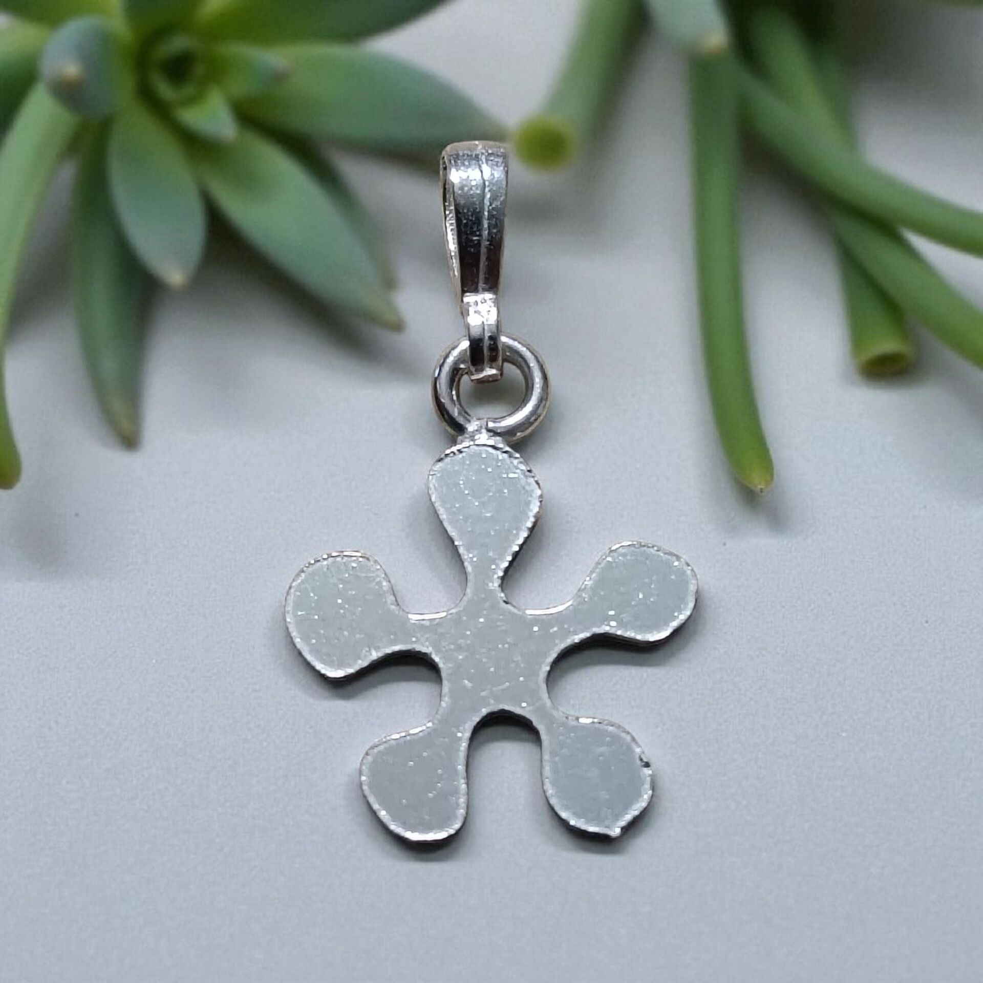 Minimal Gümüş Çiçek El Yapımı Kolye Ucu