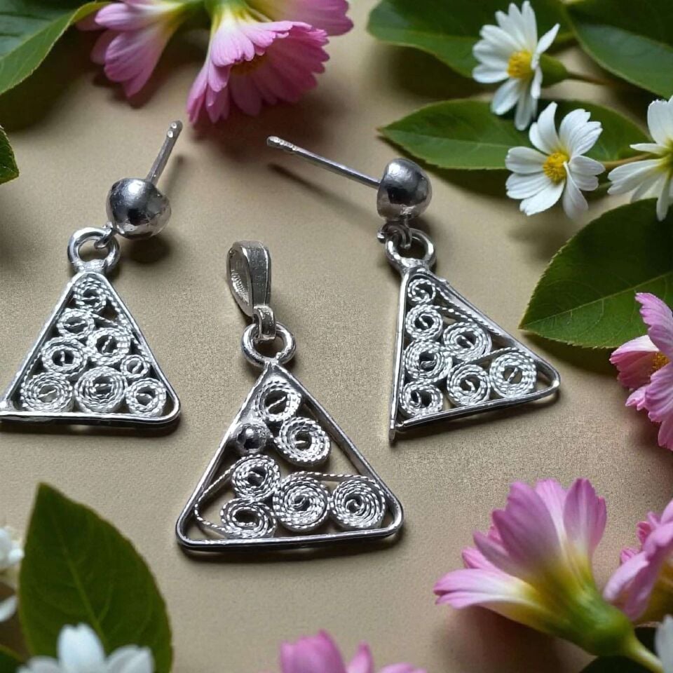 Telkari Gümüş Üçgen El Yapımı Küpeler ve Üçgen Telkari Gümüş Kolye Ucu