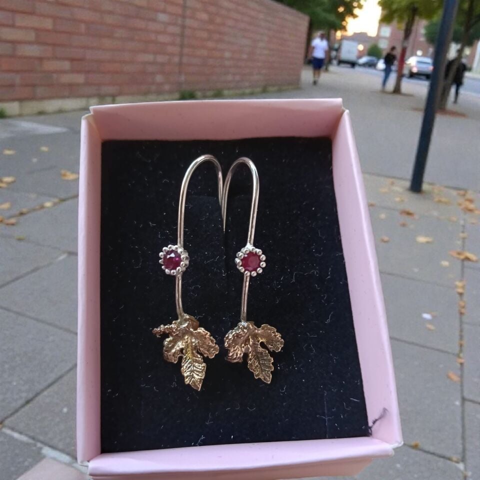 Asma Yaprağı Kırmızı Zirkon Taşlı El Yapımı  Gümüş Küpeler