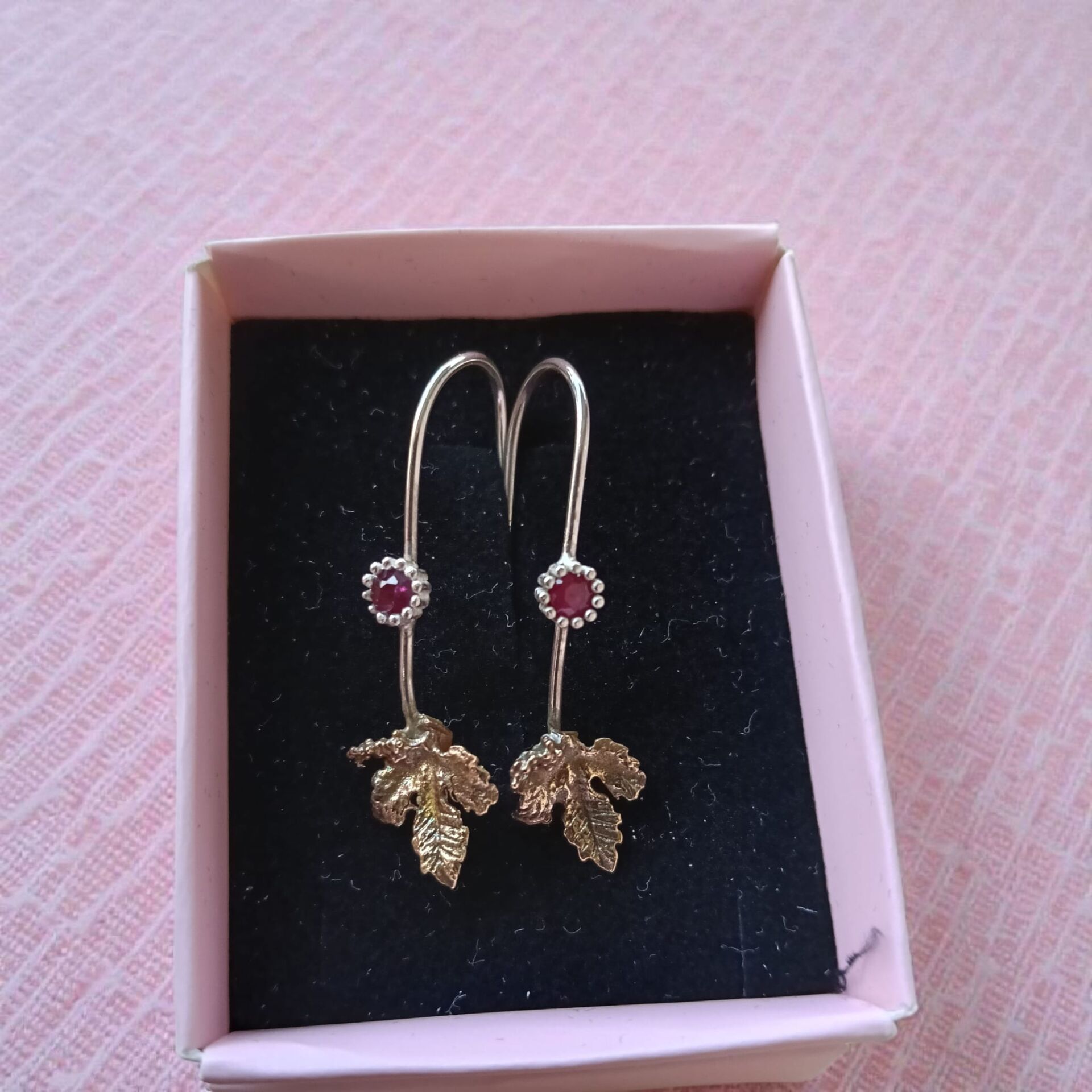 Asma Yaprağı Kırmızı Zirkon Taşlı El Yapımı  Gümüş Küpeler