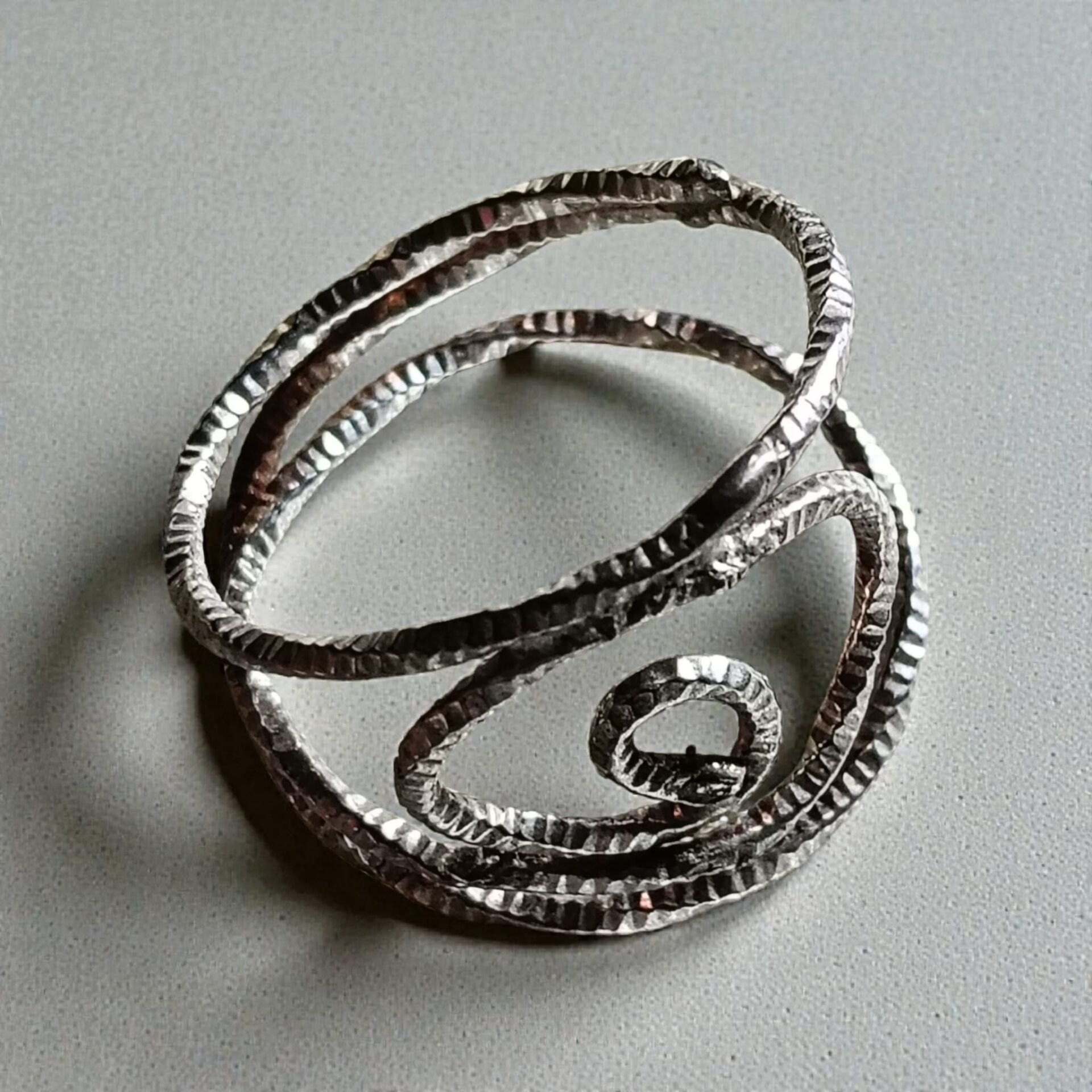 El Yapımı Gümüş Spiral Döngü Yüzük