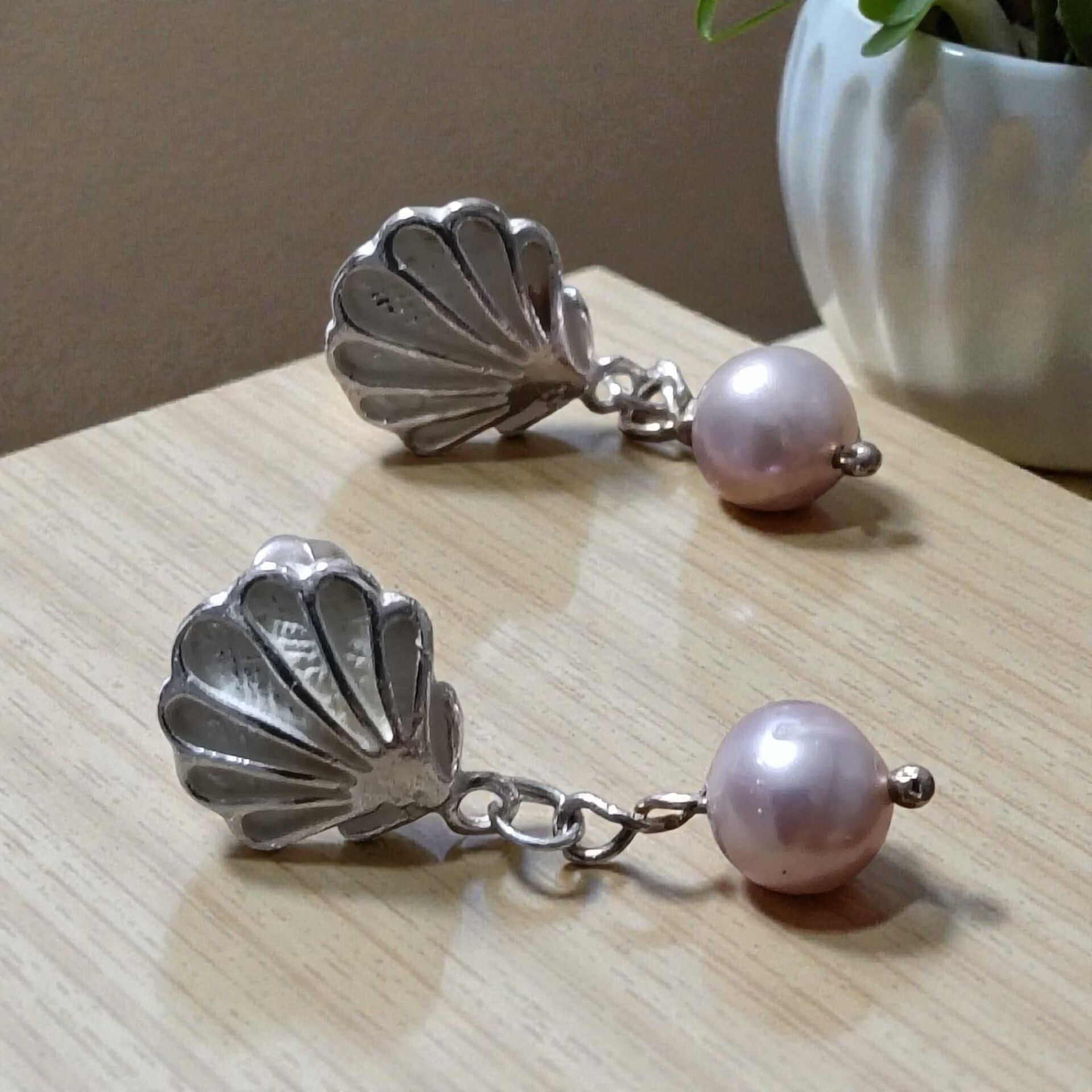 Afrodit Midye Gümüş Tasarımlı Pembe İncili Küpe