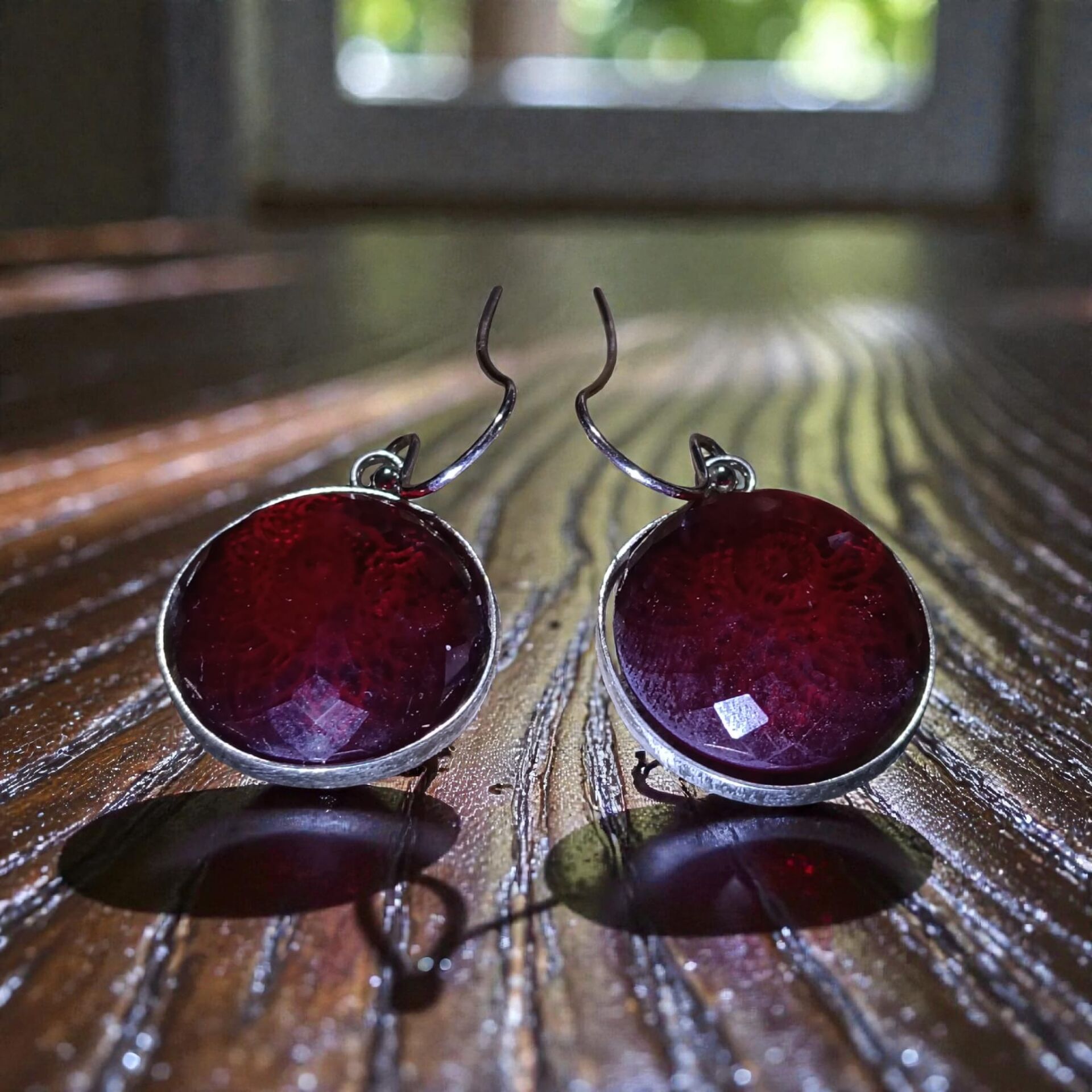 Kırmızı Zirkon Taşlı El Yapımı Gümüş Yuvarlak Küpeler