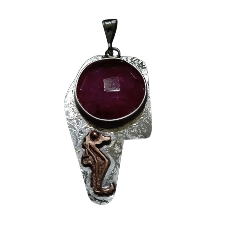 Kırmızı Safir Taşlı Deniz Atı Gümüş Şans Kolyesi