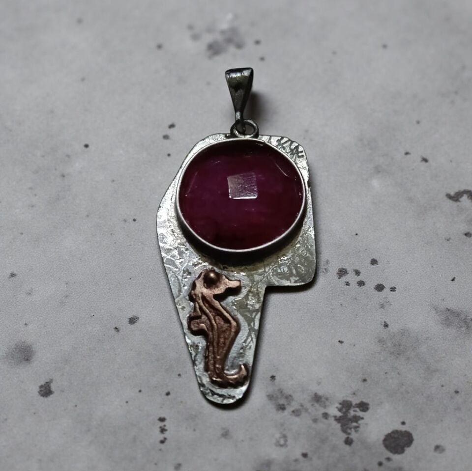 Kırmızı Safir Taşlı Deniz Atı Gümüş Şans Kolyesi