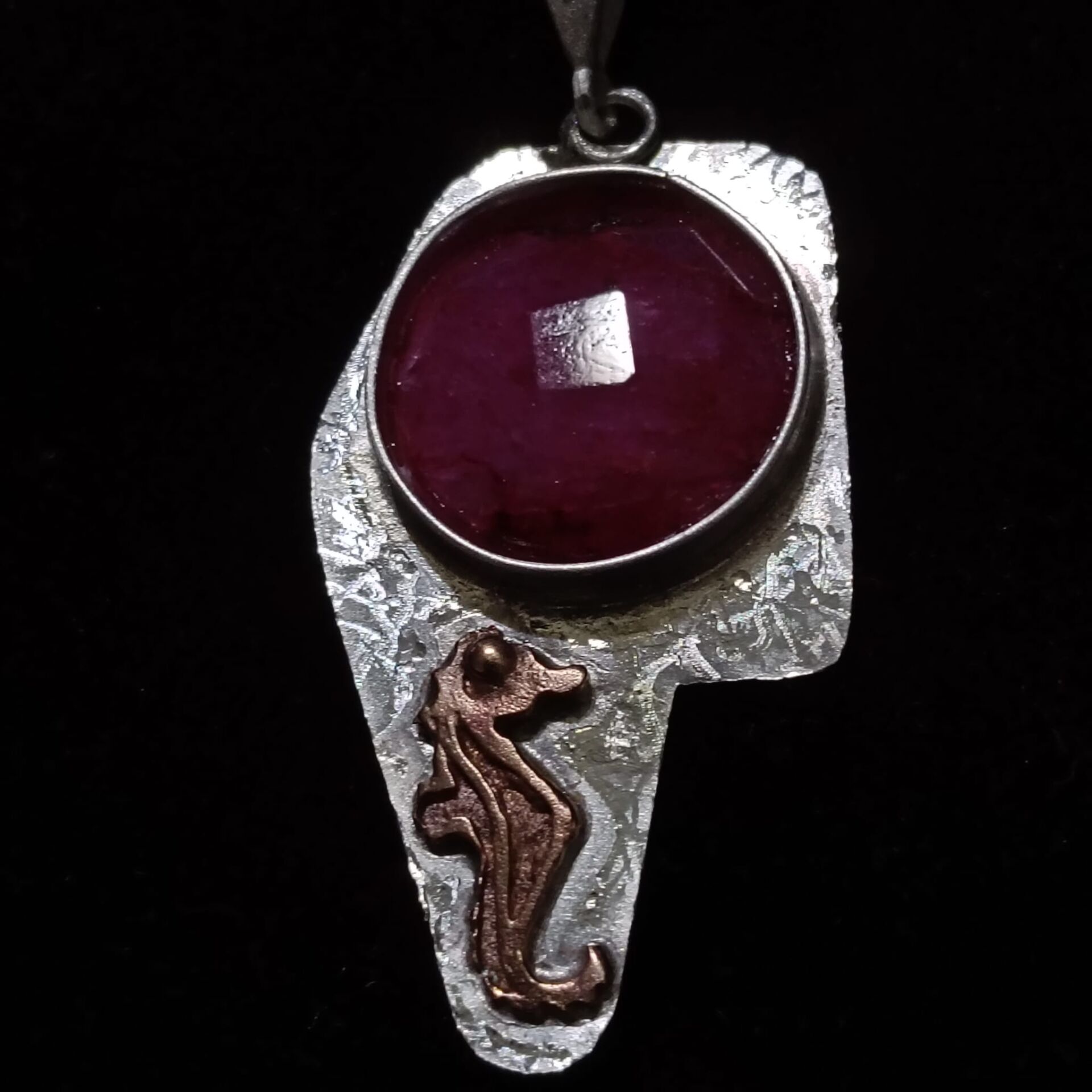 Kırmızı Safir Taşlı Deniz Atı Gümüş Şans Kolyesi