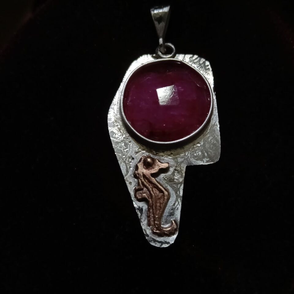 Kırmızı Safir Taşlı Deniz Atı Gümüş Şans Kolyesi