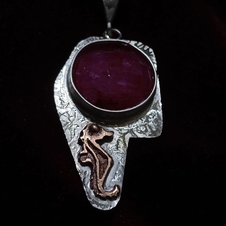 Kırmızı Safir Taşlı Deniz Atı Gümüş Şans Kolyesi